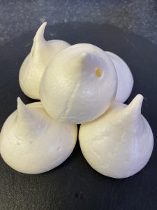 Coconut flavoured white meringue