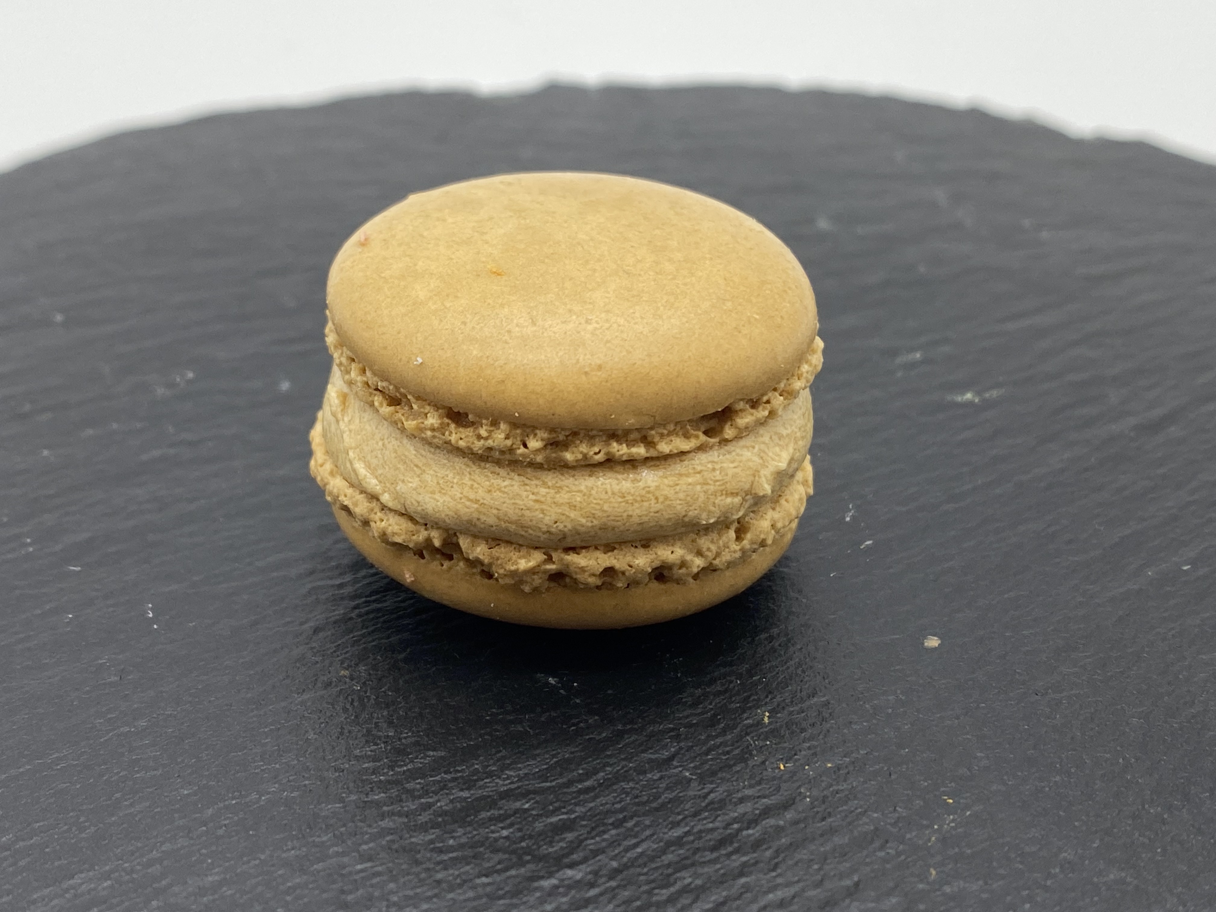 caramel colour macaron